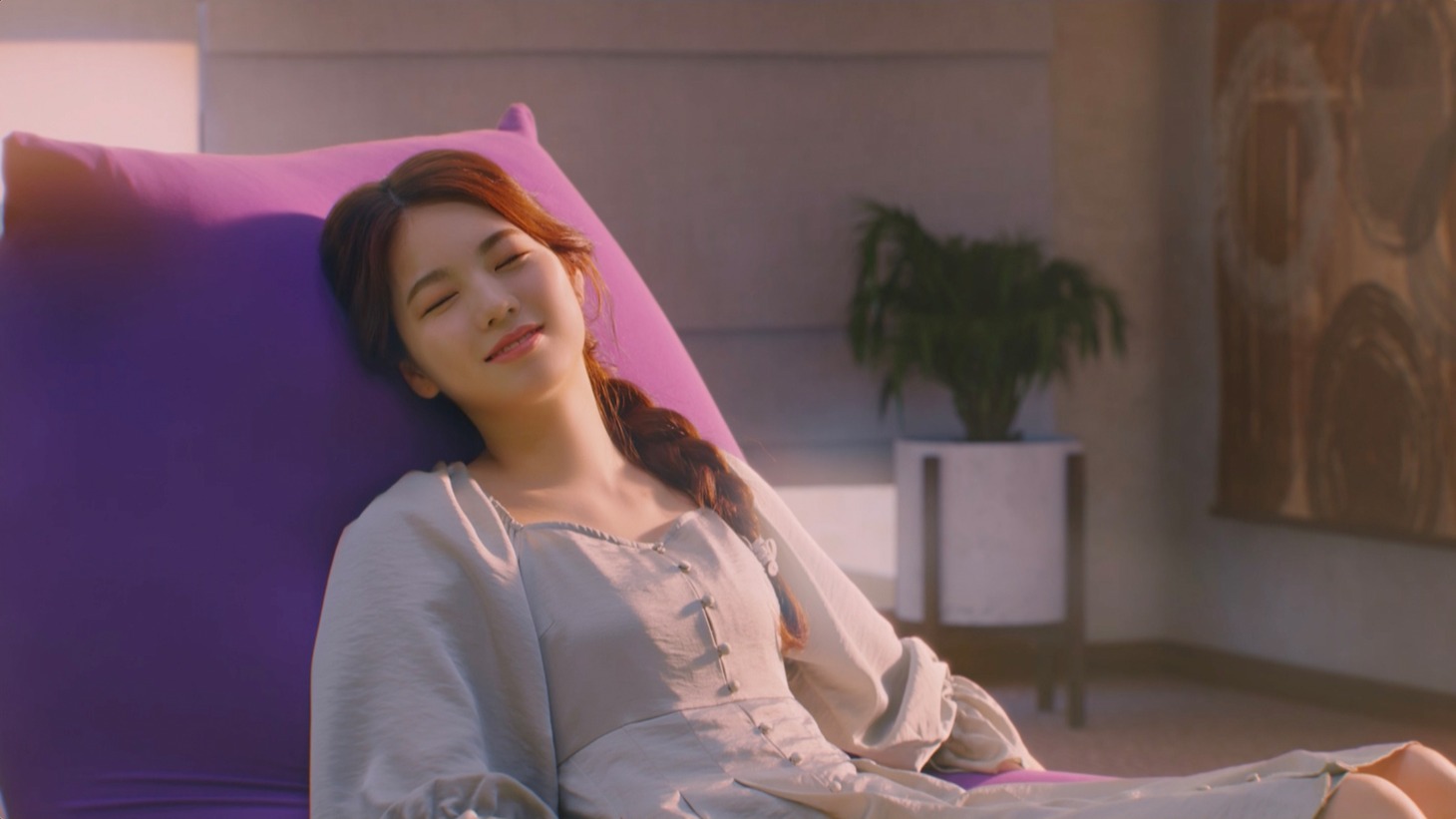 Yogibo×NiziU テレビCM「わたしが、ゆるんでいく」編 AYAKAバージョンより。