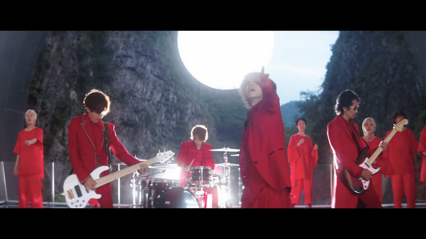 L'Arc-en-Ciel「ミライ」ミュージックビデオより。