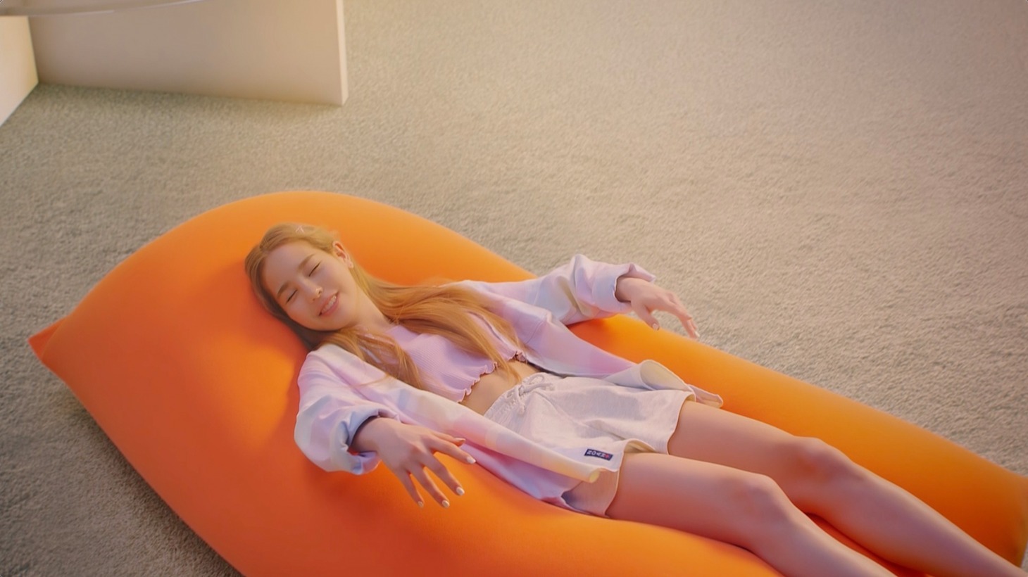 Yogibo×NiziU テレビCM「わたしが、ゆるんでいく」編 MAKOバージョンより。