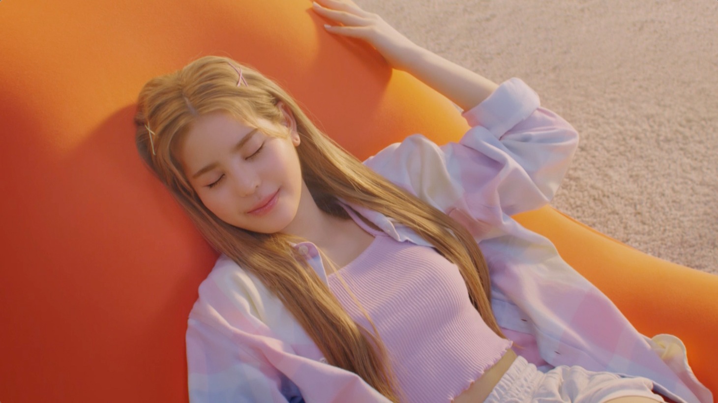 Yogibo×NiziU テレビCM「わたしが、ゆるんでいく」編 MAKOバージョンより。