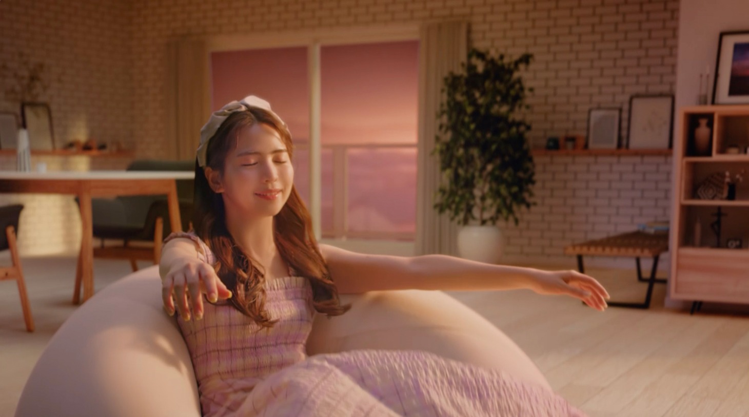 Yogibo×NiziU テレビCM「わたしが、ゆるんでいく」編 MAYAバージョンより。