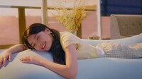 Yogibo×NiziU テレビCM「わたしが、ゆるんでいく」編 MAYUKAバージョンより。