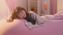 Yogibo×NiziU テレビCM「わたしが、ゆるんでいく」編 MIIHIバージョンより。