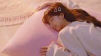 Yogibo×NiziU テレビCM「わたしが、ゆるんでいく」編 MIIHIバージョンより。