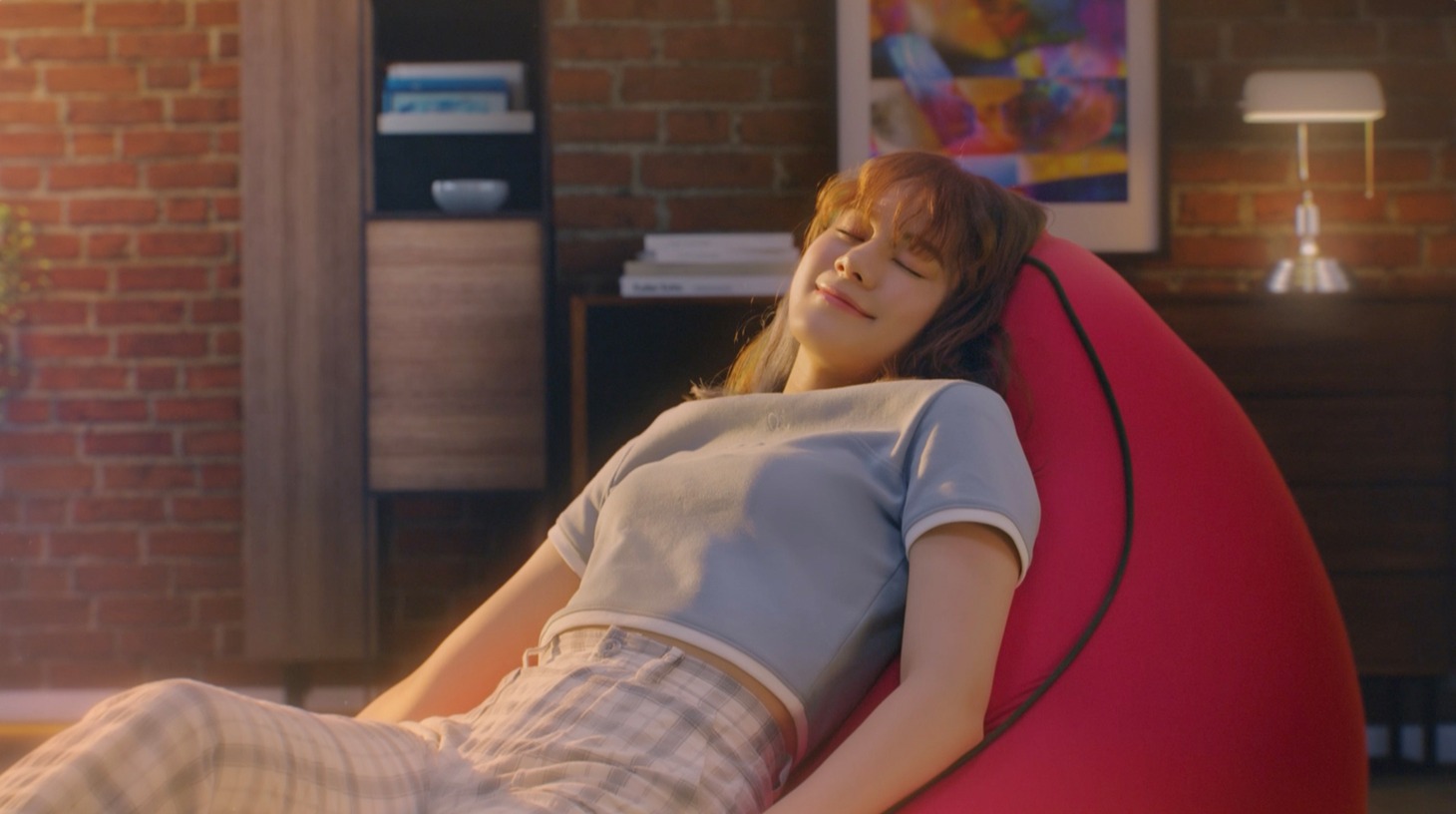 Yogibo×NiziU テレビCM「わたしが、ゆるんでいく」編 NINAバージョンより。