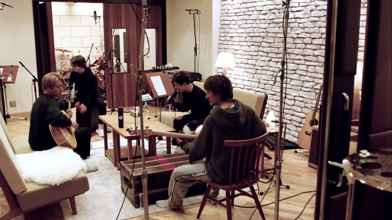 「Broken Heart of Gold（Acoustic）」制作中のONE OK ROCK。