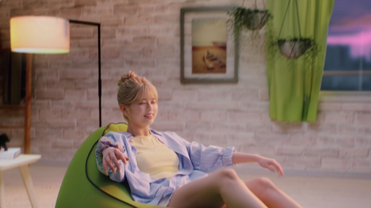 Yogibo×NiziU テレビCM「わたしが、ゆるんでいく」編 RIKUバージョンより。