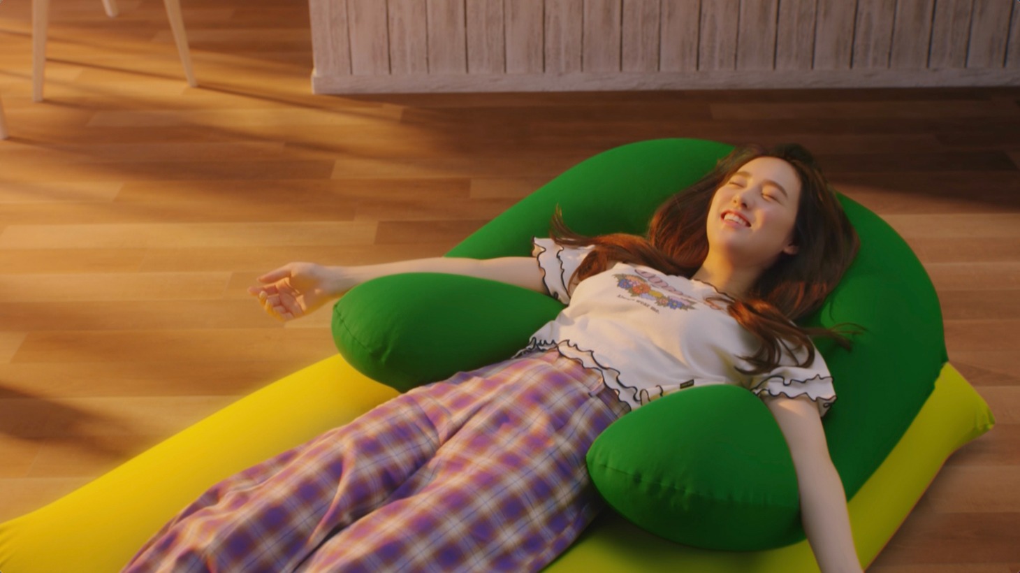 Yogibo×NiziU テレビCM「わたしが、ゆるんでいく」編 RIOバージョンより。