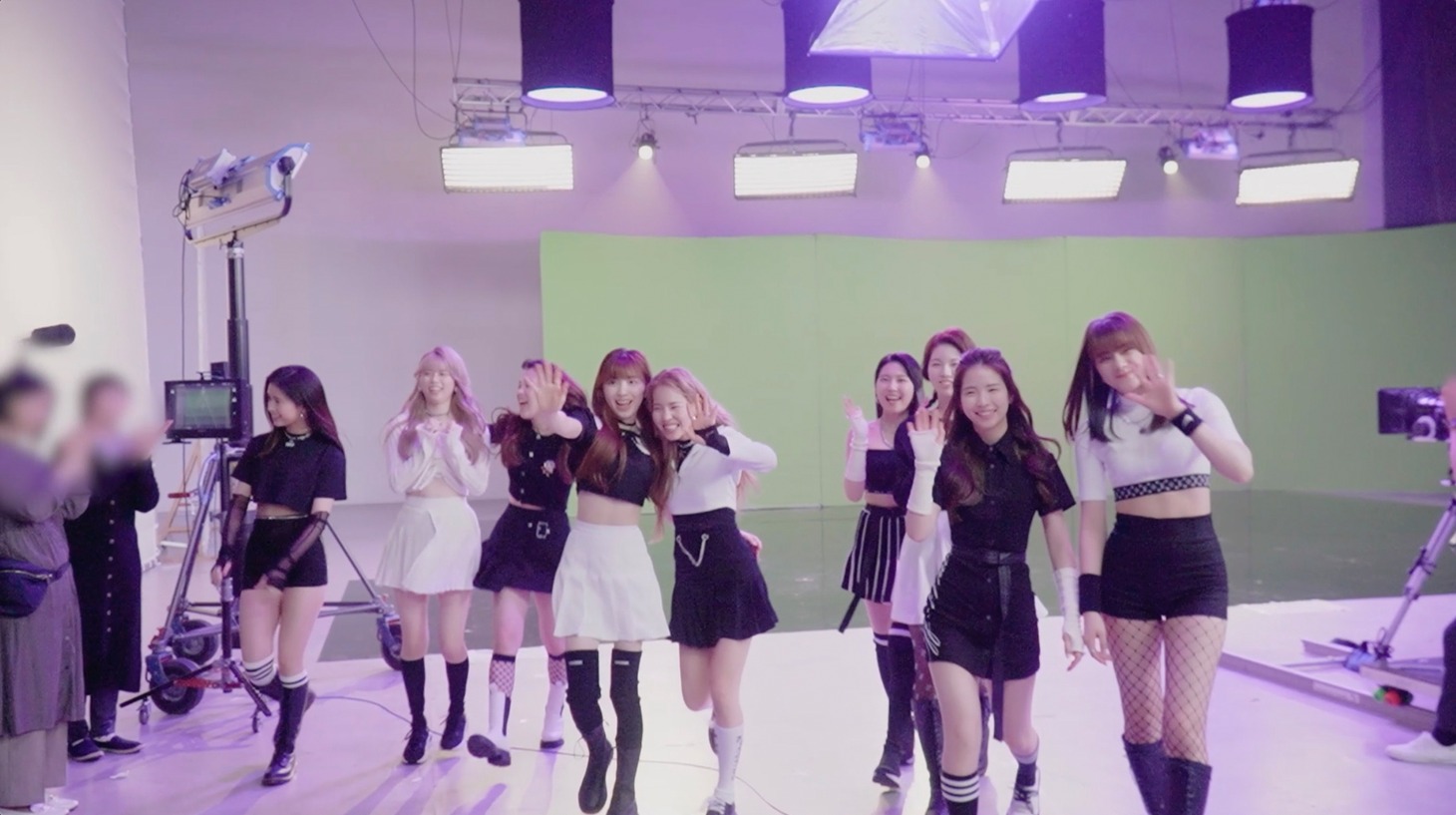 Yogibo×NiziU テレビCM「わたしが、ゆるんでいく」編の撮影風景。