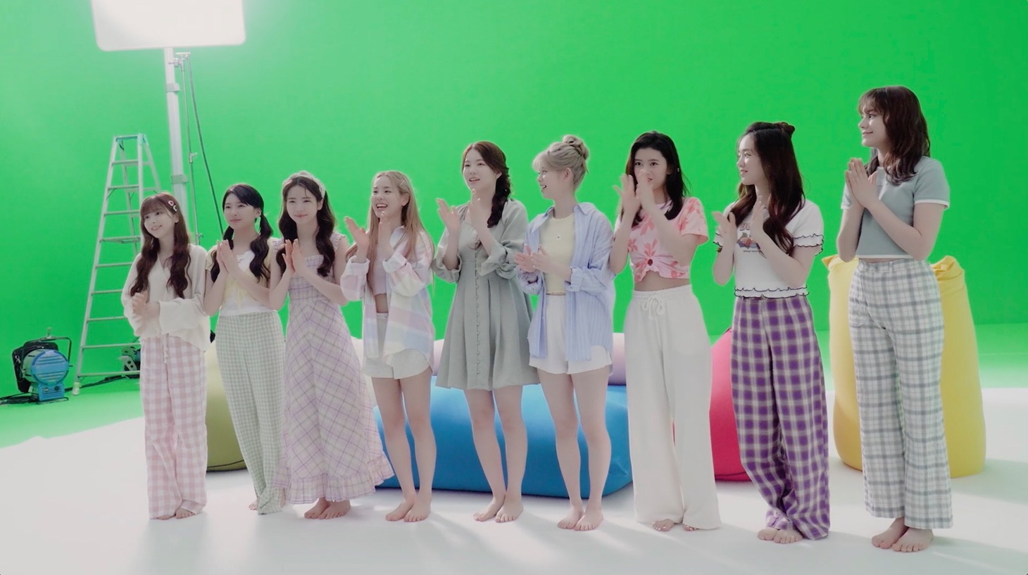 Yogibo×NiziU テレビCM「わたしが、ゆるんでいく」編の撮影風景。