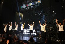 KREVAとバンドメンバー。