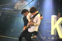 田中義人（G）のギターソロで一緒にパフォーマンスするKREVA（左）。