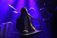 ボコーダーで歌うKREVA。