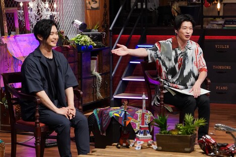 左から千葉雄大、田中圭。