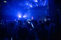 ソロで「揺れる想い」を歌う小町まい。