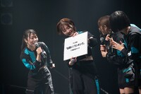 タイアップ決定を報告するサンダルテレフォン。