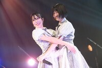 抱き合う夏芽ナツ（左）と西脇朱音（右）。