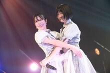 抱き合う夏芽ナツ（左）と西脇朱音（右）。