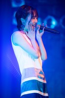 ソロで「揺れる想い」を歌う小町まい。