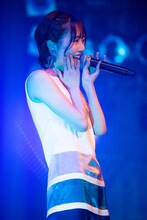 ソロで「揺れる想い」を歌う小町まい。