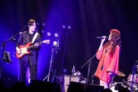 左から山内総一郎（Vo, G）、JUJU。（撮影：森好弘）