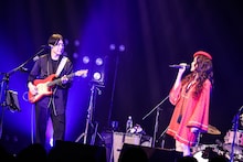 左から山内総一郎（Vo, G）、JUJU。（撮影：森好弘）