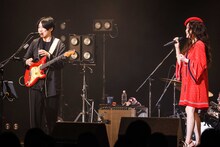 左から山内総一郎（Vo, G）、JUJU。（撮影：森好弘）