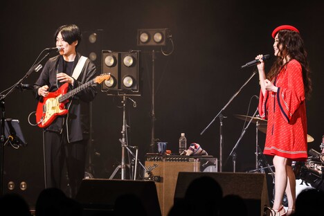 左から山内総一郎（Vo, G）、JUJU。（撮影：森好弘）