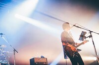 シノダ（Vo, G）（撮影：西槇太一）