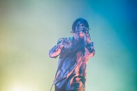 シノダ（Vo, G）（撮影：西槇太一）