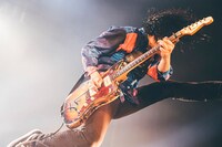 シノダ（Vo, G）（撮影：西槇太一）