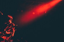 シノダ（Vo, G）（撮影：西槇太一）