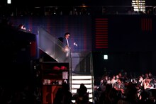 登場時のKREVA。