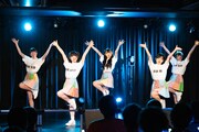 「世界の中心で虹を叫んだサマー」を踊る虹コンオーディションのファイナリストたち。