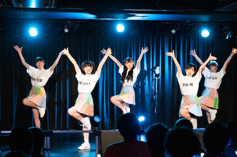 「世界の中心で虹を叫んだサマー」を踊る虹コンオーディションのファイナリストたち。