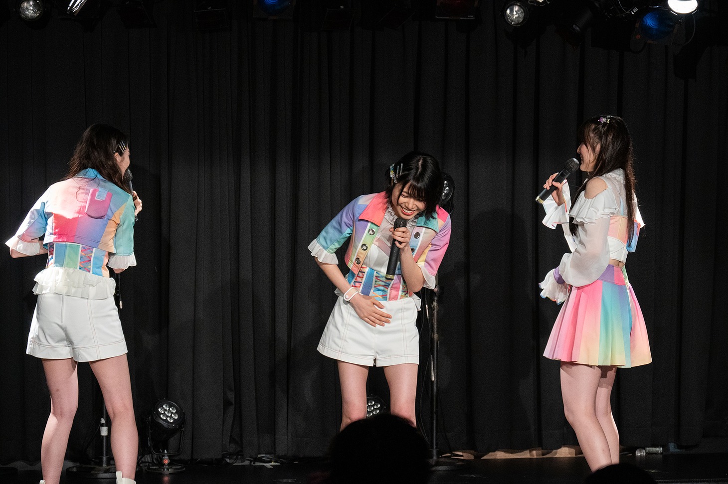 3人だけでのパフォーマンスを控え、急に胃が痛くなる鶴見萌、隈本茉莉奈、大塚望由（左から）。