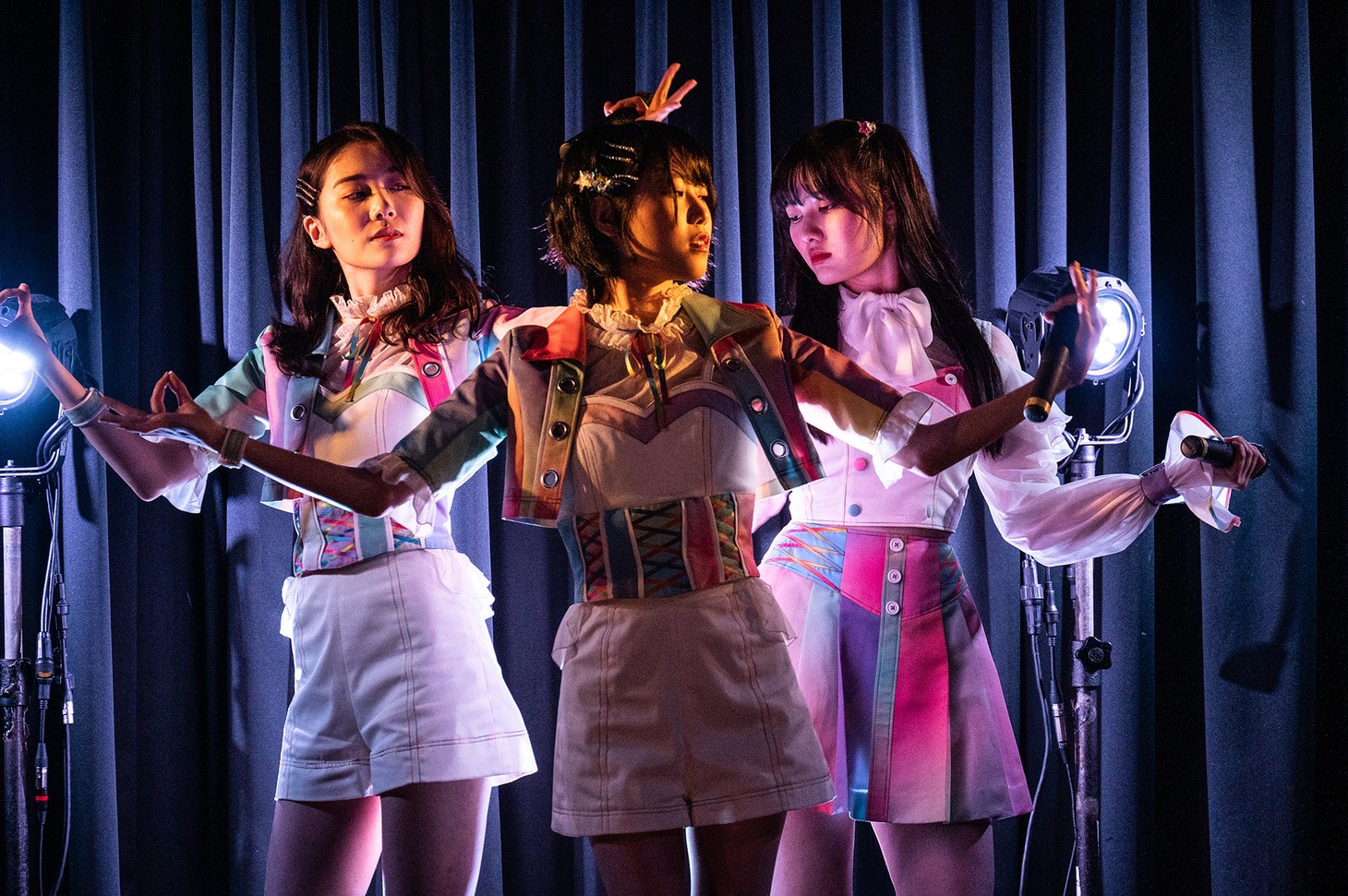 「Love makes me run」をパフォーマンスする鶴見萌、隈本茉莉奈、大塚望由。