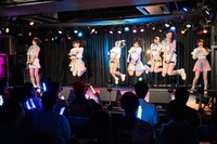 「トライアングル・ドリーマー」を披露する隈本茉莉奈、大塚望由、鶴見萌と虹コンオーディションのファイナリスト。