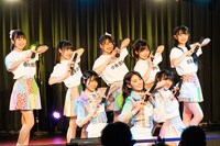 「トライアングル・ドリーマー」を披露する隈本茉莉奈、大塚望由、鶴見萌と虹コンオーディションのファイナリスト。