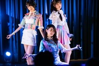 「Love makes me run」をパフォーマンスする隈本茉莉奈、鶴見萌、大塚望由。