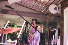 塩塚モエカ（Vo, G）（Photo by Yuki Kawashima）