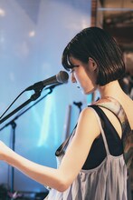 塩塚モエカ（Vo, G）（Photo by Yuki Kawashima）