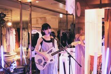 塩塚モエカ（Vo, G）（Photo by Yuki Kawashima）