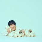 岡崎体育、子犬たちに囲まれてにっこり