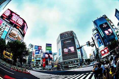 YOASOBI「三原色」MVのティザー映像によるビジョンジャックの様子。