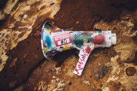 「Red Bull Secret Gig」仕様の拡声器。(c)Suguru Saito / Red Bull Content Pool