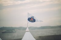 風にはためく「Red Bull Secret Gig」フラッグ。 ©︎Keisuke Kato / Red Bull Content Pool