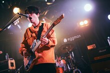 村上学（Vo, G / テスラは泣かない。）（撮影：山川哲矢）