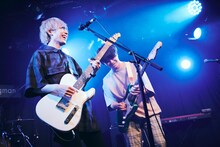 the quiet room。左から菊池遼（Vo, G）、斉藤弦（G, Cho）。（撮影：山川哲矢）