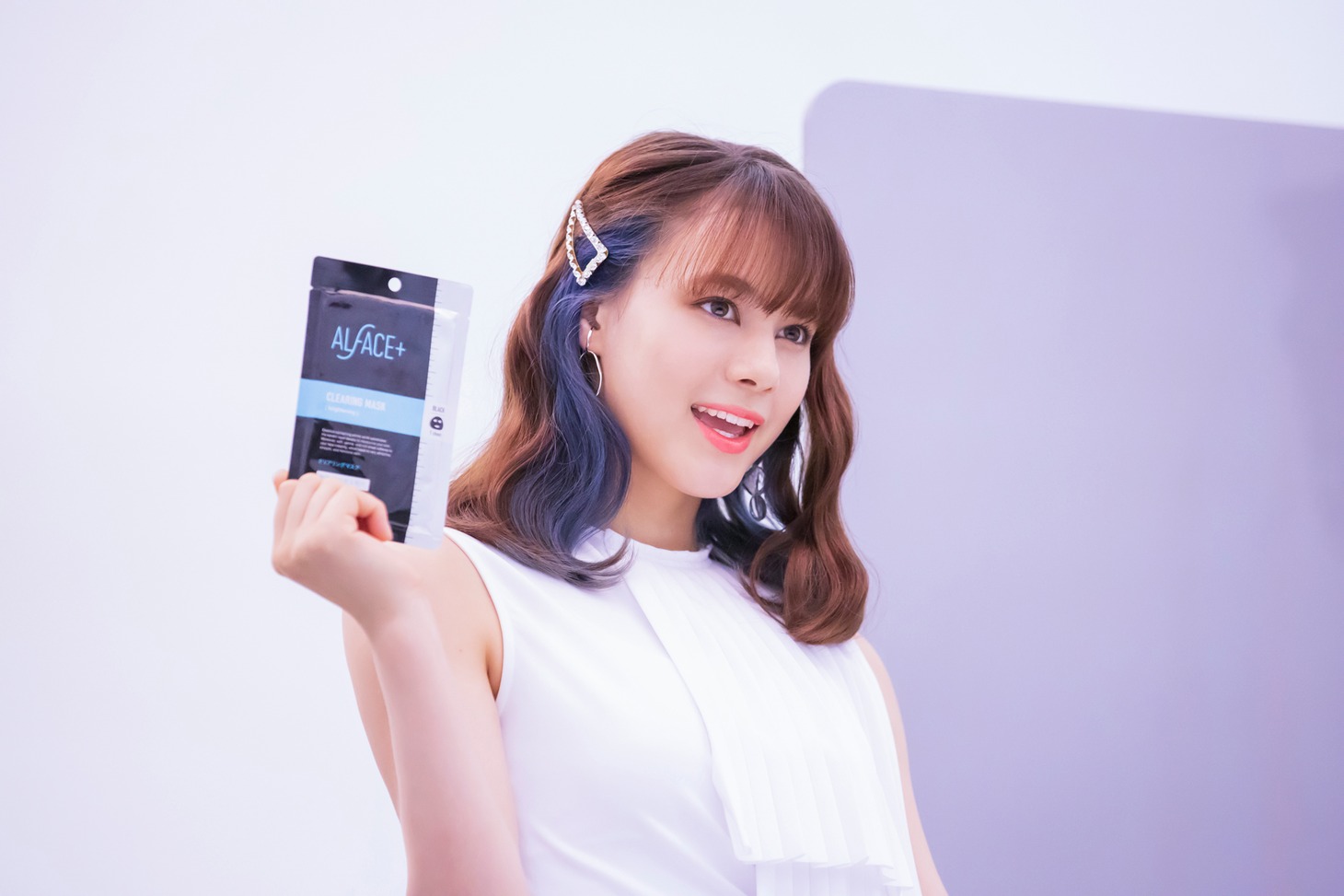 「ALFACE＋」CM撮影時のNINA。